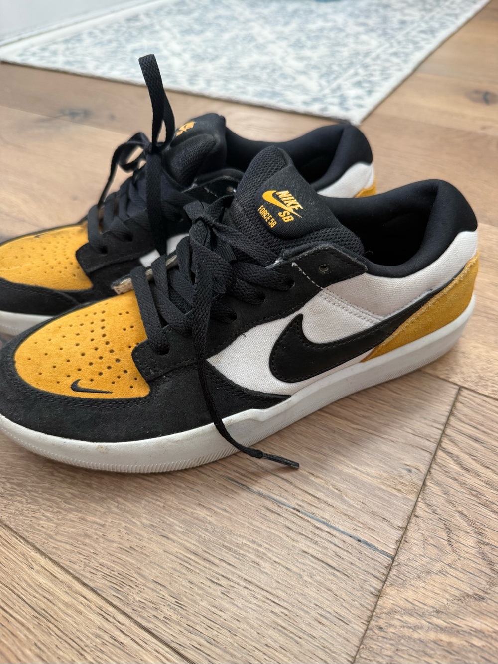 Nike SB Force 58 - low top sneakers. Black gold and white